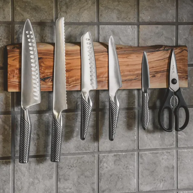 Knife holder installed on the wall for knife organization